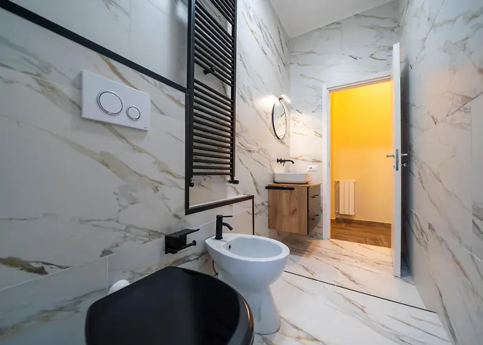 Spacious Three Bedroom Design Near Circo Massimo Rome